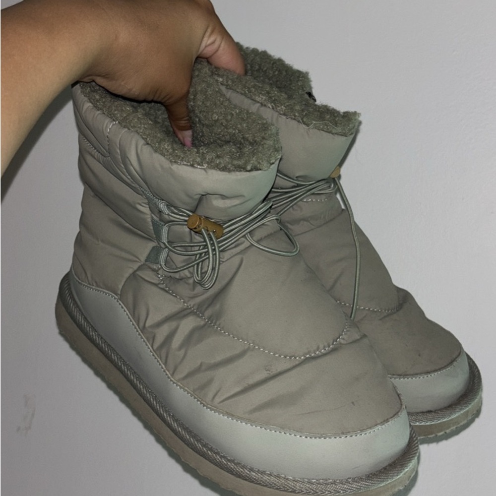 Cozy Women's Winter Boots - Gray
